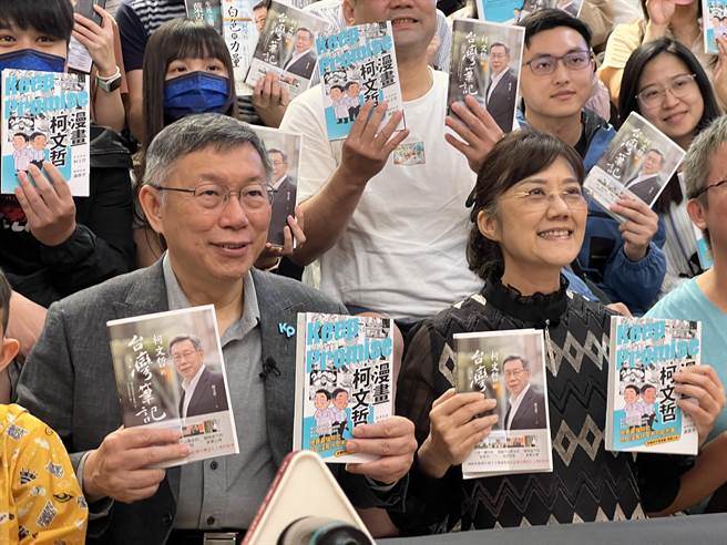民眾黨總統參選人柯文哲（左）下午在新竹市舉辦簽書會，以無黨籍參選新竹市立委的妹妹柯美蘭（右）也陪同出席。（王惠慧攝）