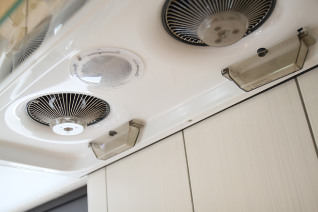 一名女子为保持抽油烟机的漏油杯乾净，用布丁杯取代原本，脏了就丢让她直呼实用又方便。（图／示意图，达志影像）