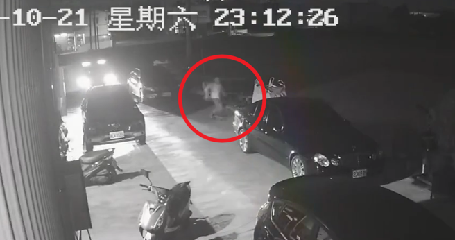 小客車未開大燈拒攔檢，2男棄車逃跳進田裡逃逸。（翻攝畫面）