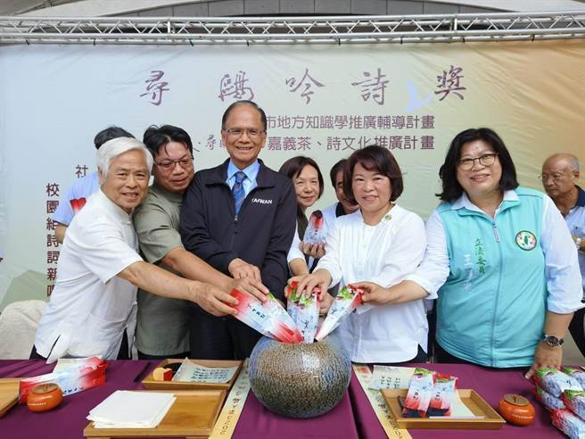 嘉義市長黃敏惠與立法院長游錫堃、立委王美惠一起進行封茶儀式。（廖素慧攝）