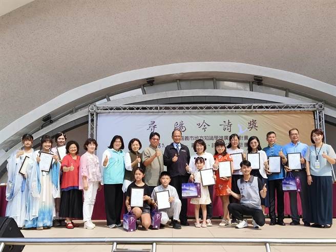 立法院長游錫堃、嘉義市長黃敏惠頒獎網路票選人氣獎得主。（廖素慧攝）