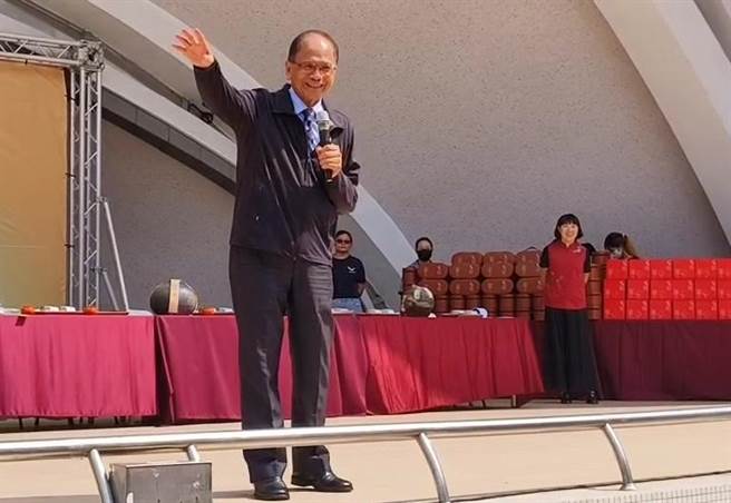 立法院長游錫堃吟唱自創詩＜淬鍊＞稱頌台灣民主發展。（廖素慧攝）