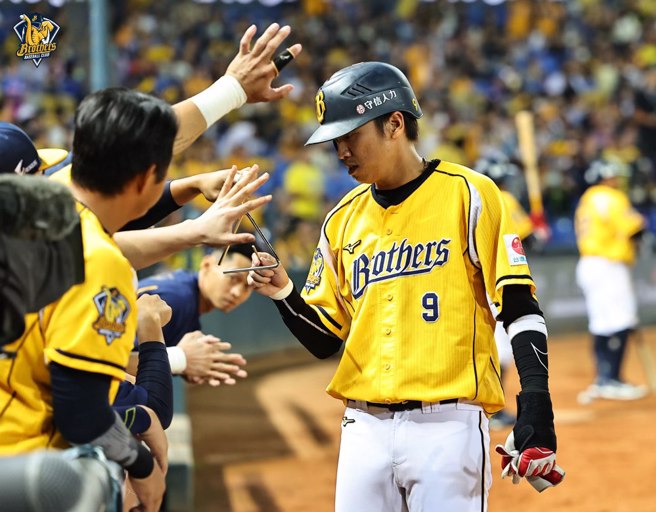 中信兄弟今天作客桃园继续交手乐天桃猿，势必要全力抢胜才有机会争夺最后一张季后赛门票，图为队长王威晨21日回来得分后庆贺。（资料照，中信兄弟提供）