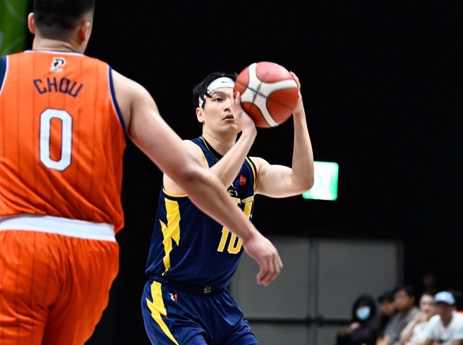 谢亚轩在周仪翔上前防守之前把球出手。(中信特攻提供)