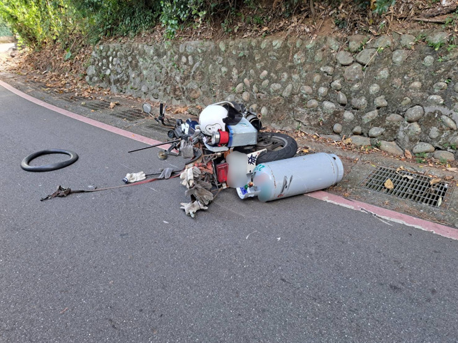 機車車禍，瓦斯鋼瓶摔落地面，一度有外洩狀況。 （警方提供）