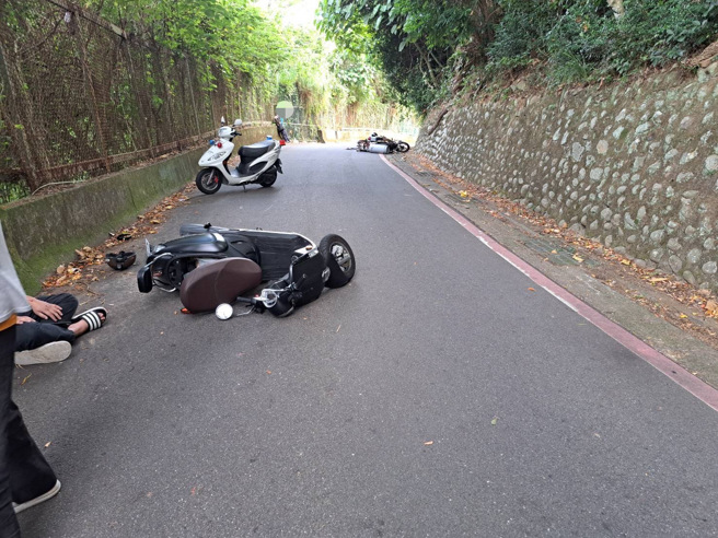 車禍現場是轉彎處，現場沒有監視器。（警方提供）