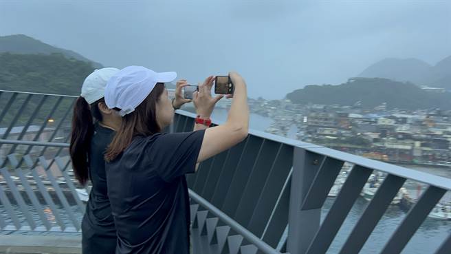 跑者在南方澳跨港大橋上一覽蘇澳港、南方澳港的美景。（民眾提供／吳佩蓉宜蘭傳真）