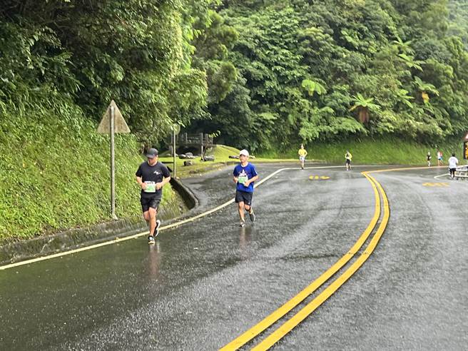 跑者們邊跑邊欣賞著蘇花公路的美景。（民眾提供／吳佩蓉宜蘭傳真）