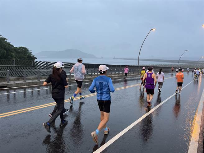 跑者在南方澳跨港大橋上一覽蘇澳港、南方澳港的美景。（民眾提供／吳佩蓉宜蘭傳真）