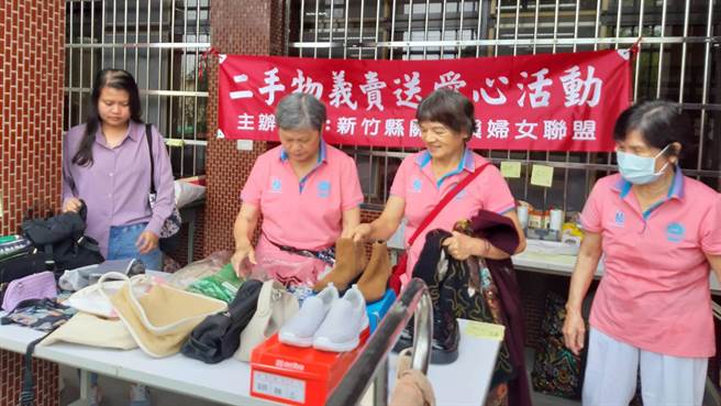 關西婦女聯盟舉辦二手物義賣活動，義賣所得將全數捐給屏東縣政府「明揚爆炸事件」捐款專案。（關西婦女聯盟提供／羅浚濱新竹傳真）