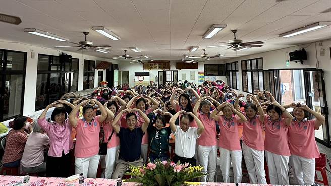 立委范雲（中）參加關西婦盟重敬老活動，做兩性平權演講，說明賴清德將持續推動長照3.0政策等政見。（關西婦女聯盟提供／羅浚濱新竹傳真）