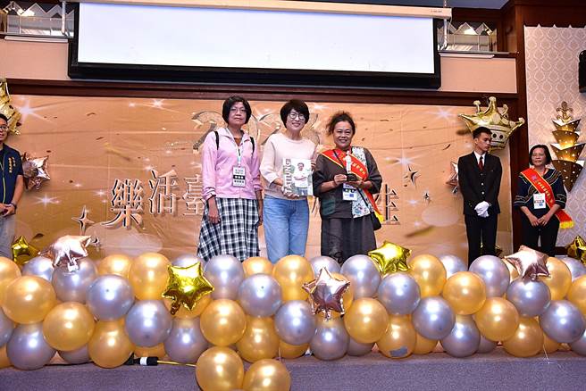 台東縣政府今舉辦模範老人及敬老楷模頒獎典禮，縣長饒慶鈴（中）鈴致贈受獎者客製化個人公仔獎座及故事專刊。（台東縣政府提供／蕭嘉蕙台東傳真）