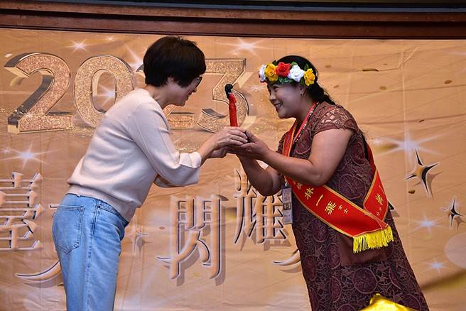 台東縣政府今舉辦「樂活台東 閃耀人生」模範老人及敬老楷模頒獎典禮，獎座設計別出心裁，打造受獎者個人化公仔。（台東縣政府提供／蕭嘉蕙台東傳真）