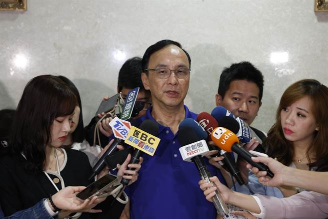 国民党主席朱立伦今出席「全国侯友宜青商之友后援会成立大会」时受访。（文传会提供）