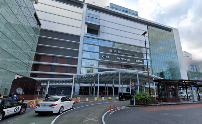 台灣遊客橫濱站外「遭持槍歹徒行搶」 目擊者報案逮人。(圖取自 google map)