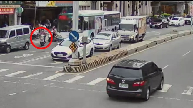 机车骑士为闪避前方货车，往内线骑乘与公车发生碰撞。（警方提供）