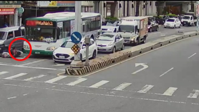 机车骑士为闪避前方货车，往内线骑乘与公车发生碰撞。（警方提供）