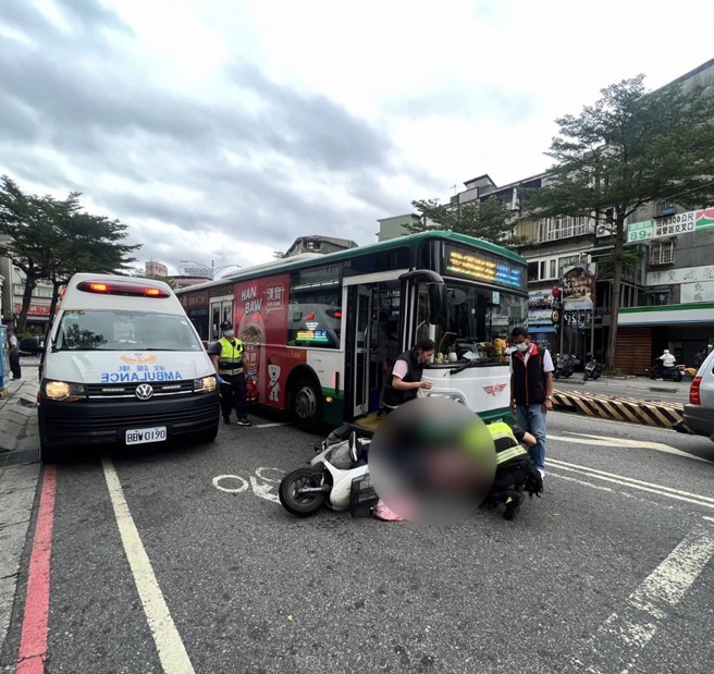 机车骑士为闪避前方货车，往内线骑乘与公车发生碰撞。（警方提供）