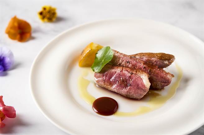 「乐葵法式铁板烧」以顶级食材为主，法式厨艺与酱汁为辅，提供饕客绝妙的铁板烧体验。（新天地餐饮集团提供）