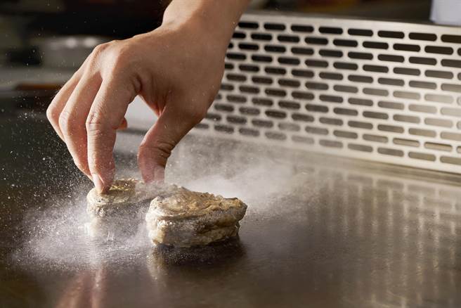 「乐葵」秋季限定新菜保留品牌经典的南非活鲍、加勒比海龙虾、Prime牛小排等铁板烧顶级食材。（新天地餐饮集团提供）