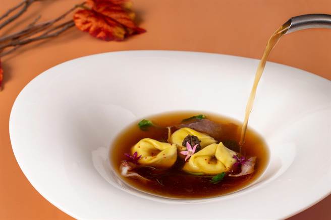 开胃汤品「法式牛肝菌汤四色起司义饺」，起司奶香与牛肝菌鲜香味瀰漫舌尖，香气馥郁。（新天地餐饮集团提供）