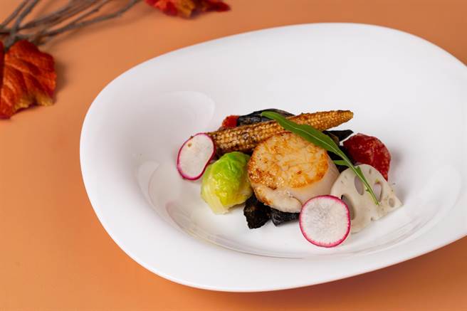 「北海道干贝烧番麦温沙拉」以农村窑烧庆丰收的概念结合西式温沙拉，带来味觉惊喜。（新天地餐饮集团提供）