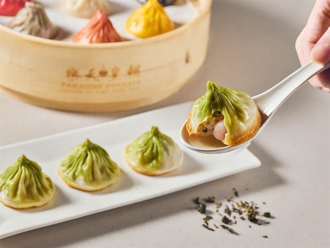 「乐天皇朝」期间限定「脆皮包种鲜虾小笼包」，将新店区的茶文化注入经典小笼包，粉绿色外皮很吸睛。（乐天皇朝提供）