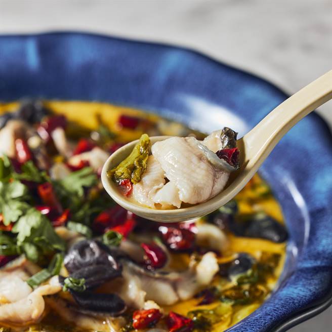 「私房酸菜鱼」採用客家酸菜及台湾酸菜心混和搭配，酸香犹润。（乐天皇朝提供）