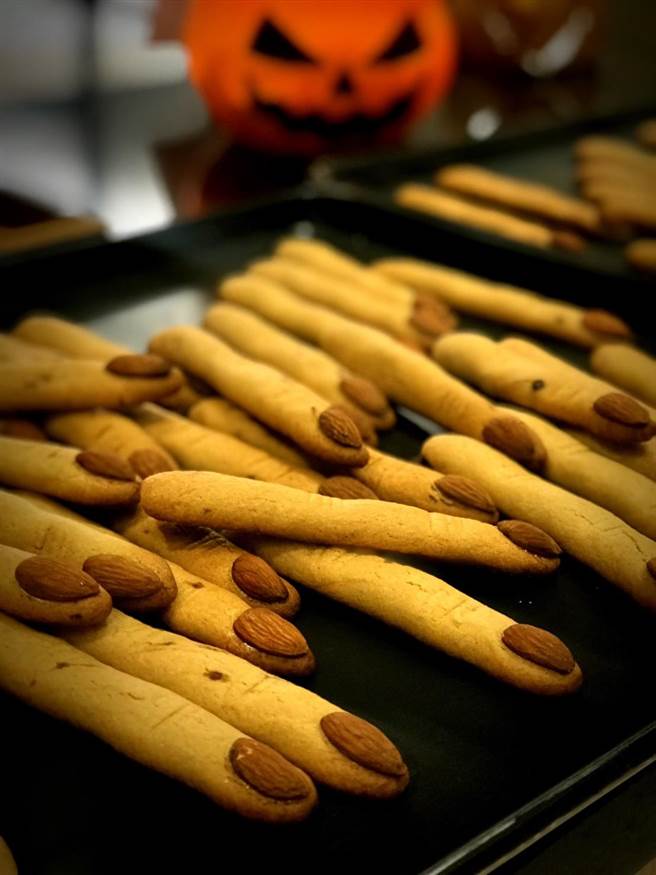 10月28日至31日入住飯店旅客，參加LINE@抽獎，中獎者可獲得館內麵包坊精心製作的 5支恐怖巫婆手指。(承億集團提供)