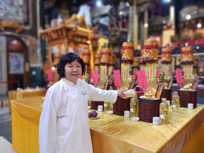 嘉義市大天宮禮斗祈福法會9天期間，持續點燈拜斗。（廖素慧攝）