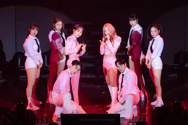 MAMAMOO＋成员颂乐（右）、玟星22日在台演出，开麦唱跳展现超强实力。（星月文创提供）