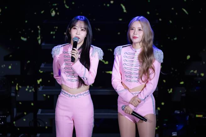 MAMAMOO＋成员颂乐（右）、玟星，努力用中文与全场互动。（星月文创提供）