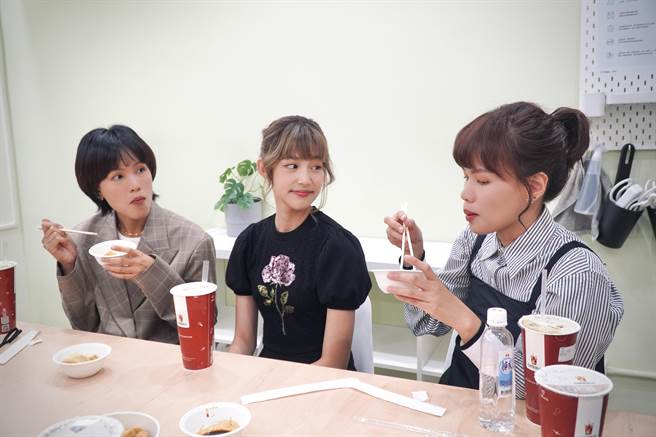 雙胞胎導演（左）宛薇洪維瓦塔娜跟（右）薇宛洪維瓦塔娜，與泰蒂婭討論台灣美食。（希望行銷提供）