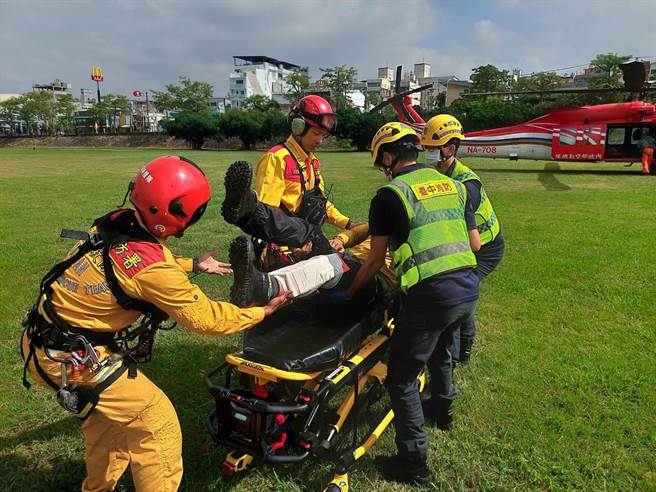 42歲張姓男子獨自攀登鈴鳴山，不慎摔落邊坡、骨折，經台中市消防局申請空勤總隊出動直升機吊掛，22日上午成功將張男送往豐原醫院治療。（台中市消防局提供／馮惠宜台中傳真）