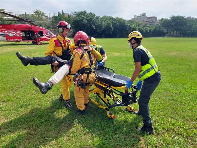 42歲張姓男子獨自攀登鈴鳴山，不慎摔落邊坡、骨折，經台中市消防局申請空勤總隊出動直升機吊掛，22日上午成功將張男送往豐原醫院治療。（台中市消防局提供／馮惠宜台中傳真）