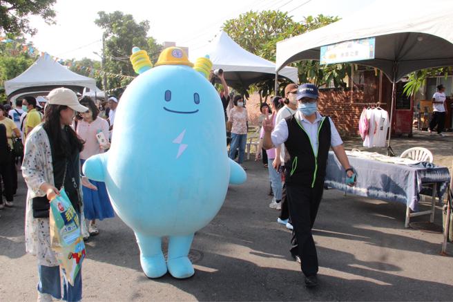 台电节电吉祥物-「电宝」现身送上满满祝福，并准备「节电乖乖」送给现场参与民眾。（图片来源：台电高雄区处提供）