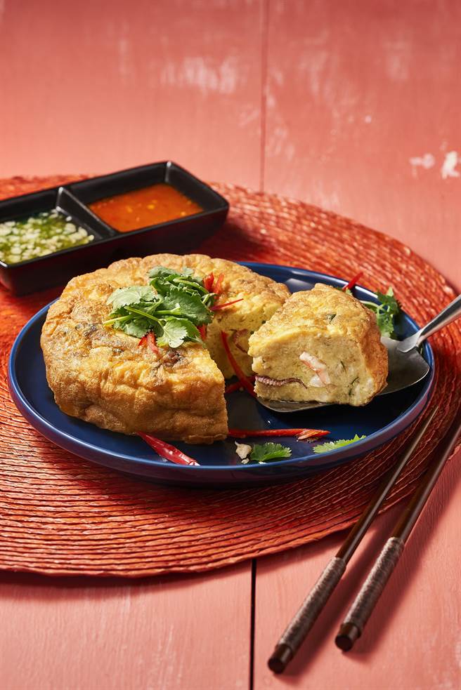 民眾透过「飨带走」外带外送平台于「飨泰多」宜兰新月店消费满1500元，即送「厚煎海鲜烘蛋」1份。(飨宾餐旅事业提供)