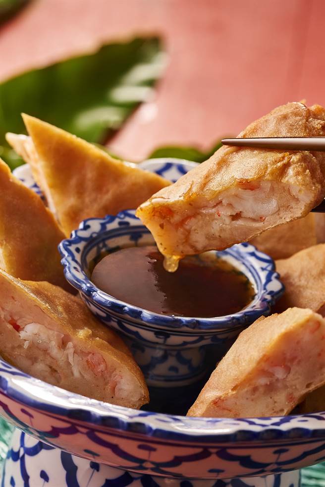 「飨泰多」人气经典料理为桌桌必点的2公分厚霸气「冠军月亮虾饼」。(飨宾餐旅事业提供)