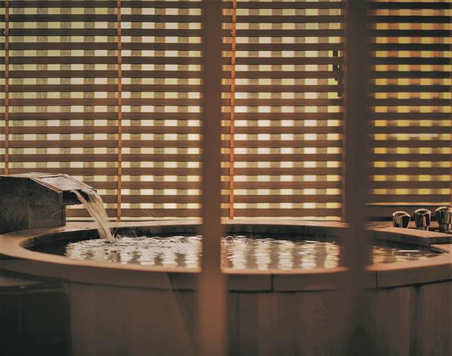 日胜生加贺屋双人独立汤屋结合私密的套房格局，让旅人沉浸在白磺泉汤，不被打扰。(日胜生加贺屋国际温泉饭店提供)