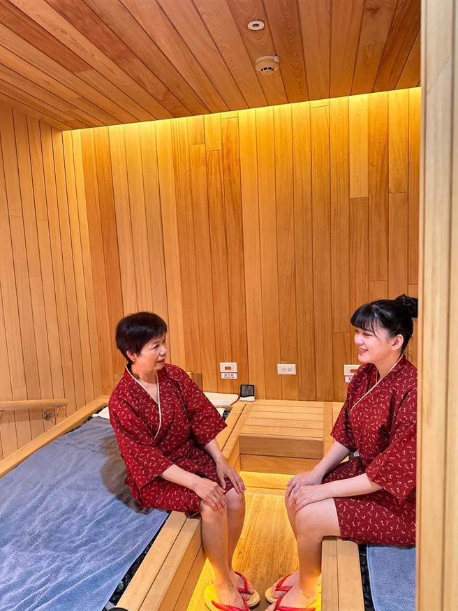 岩盘浴号称「乾式温泉」，过程中藉由变换趴、躺的姿势温热身体不同部位，帮助排汗和促进循环。(日胜生加贺屋国际温泉饭店提供)