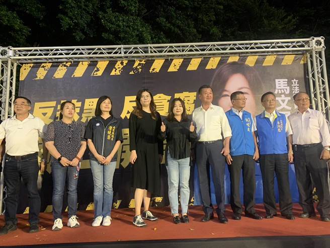 立委馬文君(中)22日晚上在草屯敦和宮舉行「廟口開講」活動，昔日立院立委好姊妹鄭麗文(左四)晚間力挺首先開講。曾雪蒨攝
