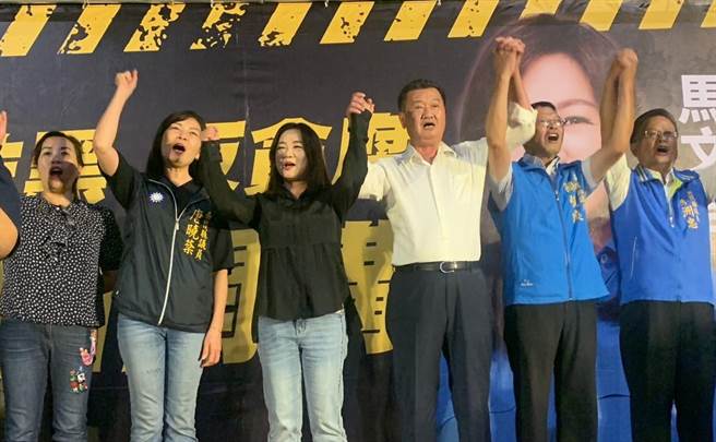 馬文君（左三）在地方政要陪同下登台，與台下民眾一起牽手高呼「馬文君凍蒜！」 