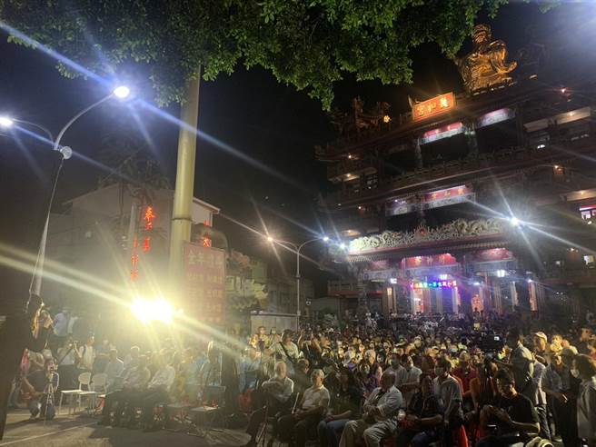 馬文君舉辦以「反貪腐」為主軸的廟口開講活動，吸引現場超過千名支持者前往力挺，場面相當熱絡。曾雪蒨攝