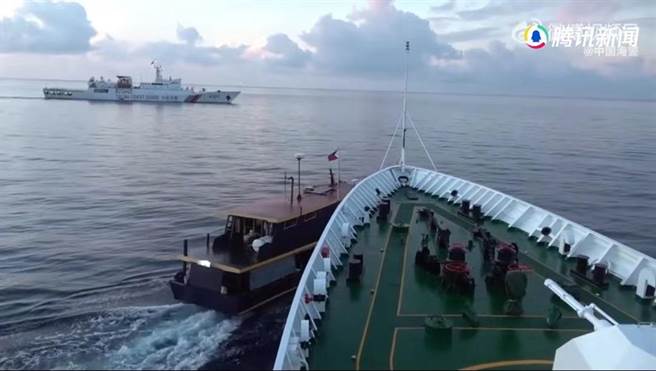 中國海警發布影音畫面稱，菲方船隻（左）以危險方式接近中方船隻（右）導致擦碰。（中國海警）