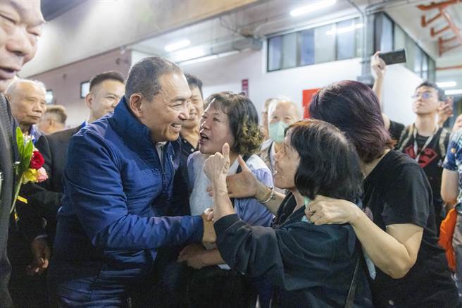 国民党总统参选人侯友宜今晚参加板桥云林同乡会理事长交接仪式。（侯办提供）