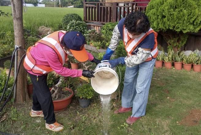 登革热为社区病、环境病，唯有从源头清除孳生源，不让家户附近成为病媒蚊繁衍的环境，才能维护自身及家人的健康。（台中市政府提供／冯惠宜台中传真）