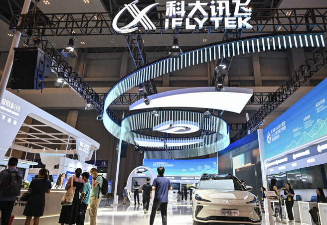 大陆AI业者科大讯飞的员工传出在午休1个小时前，跑去园区餐厅排队抢免费午餐。（图/新华社）