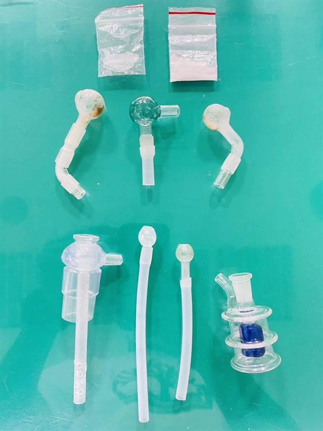 警方在黃男車內查獲安非他命等毒品及吸食器。（民眾提供）