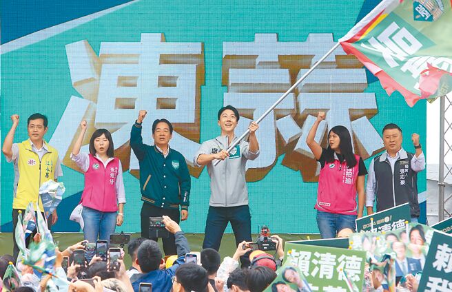 台灣民意基金會最新民調，5成9不支持民進黨完全執政。民進黨總統參選人賴清德表示，目前仍全力爭取總統當選、國會過半。圖為賴清德（左三）在新北的造勢活動。（趙雙傑攝）