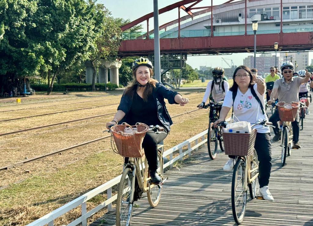 高閔琳帶領200名遊客騎單車遊鼓山（圖片來源：高雄市觀光局提供）
